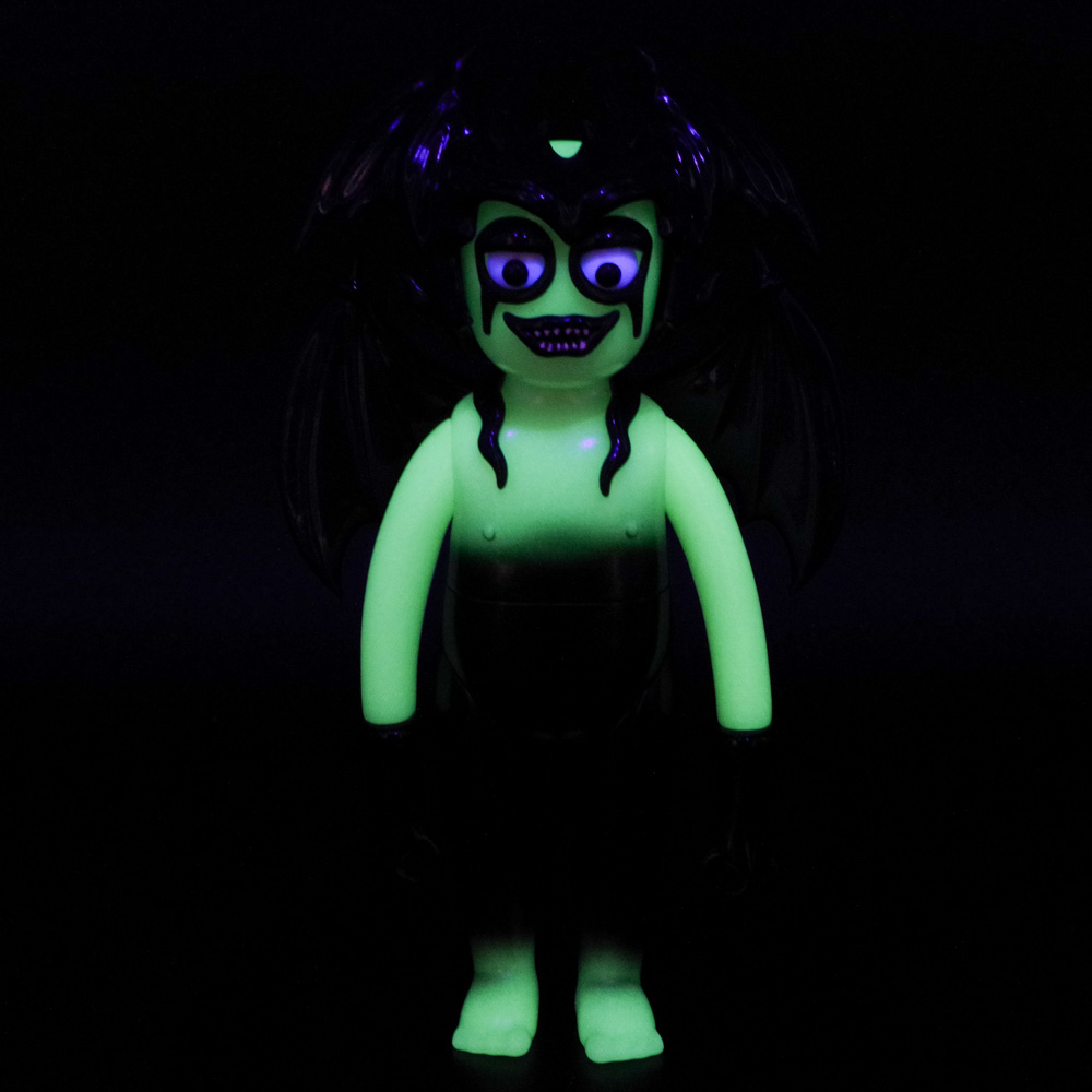 デビルマン×ギザロ 蓄光ソフビ 悪魔の力が覚醒 闇の中で光る限定ver. デビルマン× ギザロ蓄光ソフビ登場！ 悪魔の力が覚醒——闇の中で